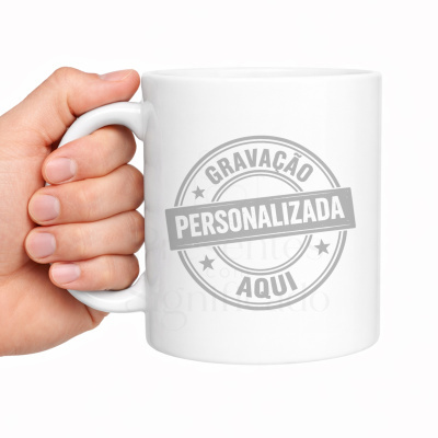 Caneca branca de cerâmica com texto de personalização em cinzento sendo segurada por uma mão.