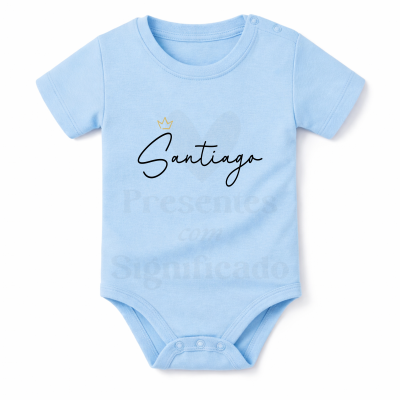 Body azul claro para bebé com texto Santiago e coroa dourada