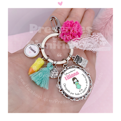 Porta-chaves personalizado com pendentes coloridos e texto em português