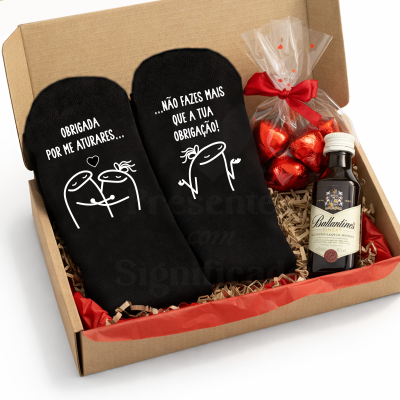 Caixa de presente com meias pretas, chocolates em forma de coração, mini garrafa de whisky
