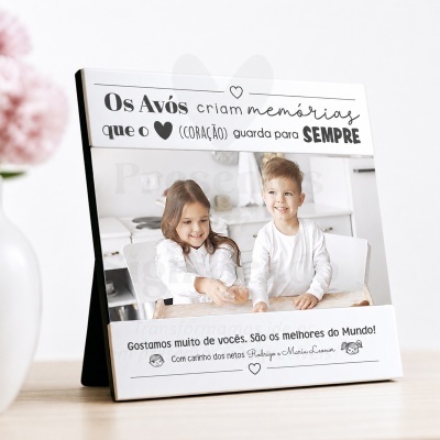 Moldura de fotografia branca com mensagem especial para avós e foto de duas crianças num ambiente de cozinha