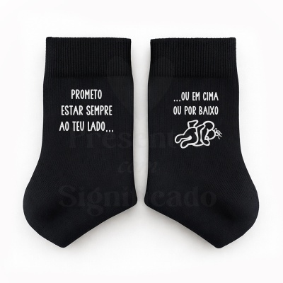 Par de meias pretas com texto em branco e desenho de duas figuras humanas.