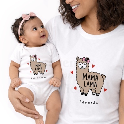 Camisola infantil e adulta branca com estampas de lhamas castanhas e corações vermelhos.