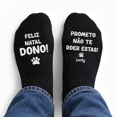 Par de meias pretas com texto e desenhos brancos usados com jeans azuis