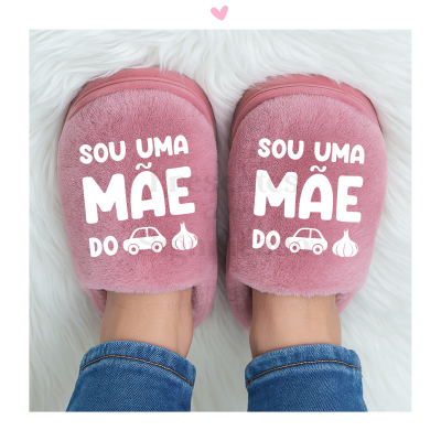Chinelos rosa felpudos com texto e imagens brancas, fundo branco felpudo.
