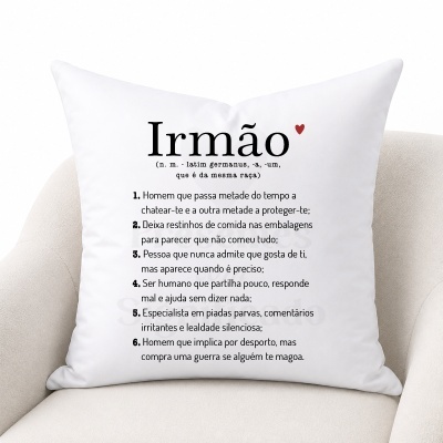 Almofada branca com texto em preto sobre definição de Irmão, com coração vermelho, apoiada em cadeira bege
