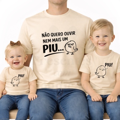 Conjunto de t-shirts bege com desenhos de pássaros e texto relacionado em preto.