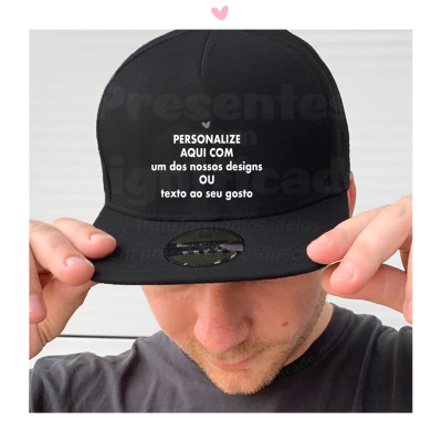 Boné preto com texto branco bordado na frente e pala reta, usado por pessoa