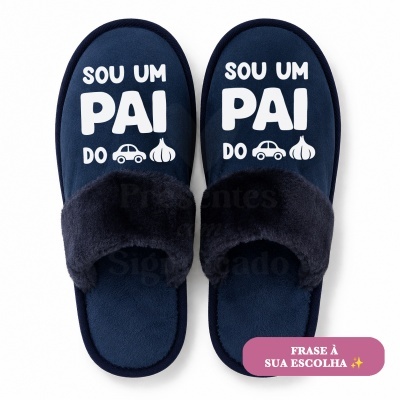 Chinelos azuis com texto branco e pelo preto