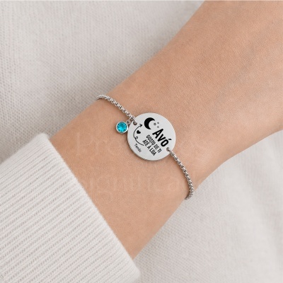 Pulseira de prata com pendente redondo gravado com texto e pendente de pedra azul no pulso