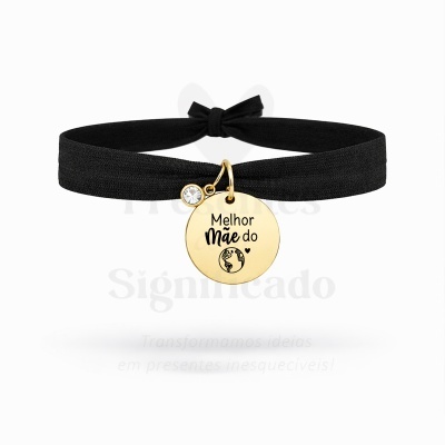 Pulseira elástica preta com pendente redondo dourado com gravação e brilhante