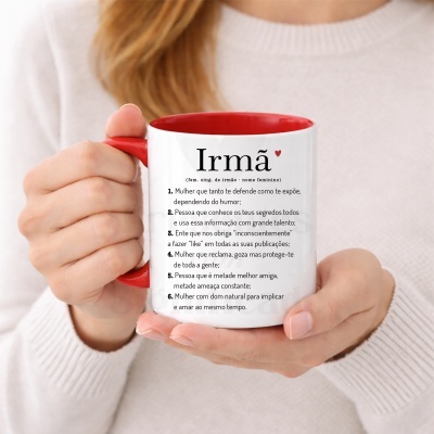 Caneca branca e vermelha com texto humorístico sobre Irmã em português, segurada por uma pessoa.
