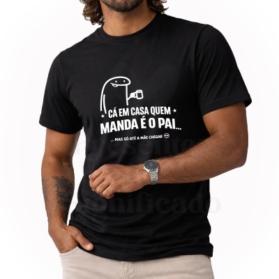 T-shirt preta com texto humorístico em branco e desenho de personagem com caneca
