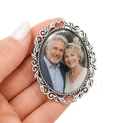 Moldura oval prateada com fotografia de casal idoso