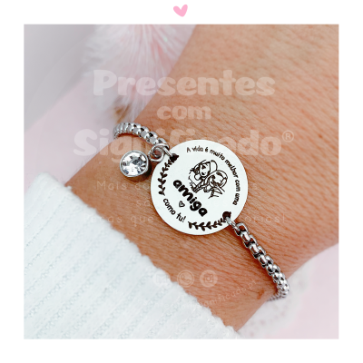 Pulseira prateada com pendente redondo com mensagem para amiga