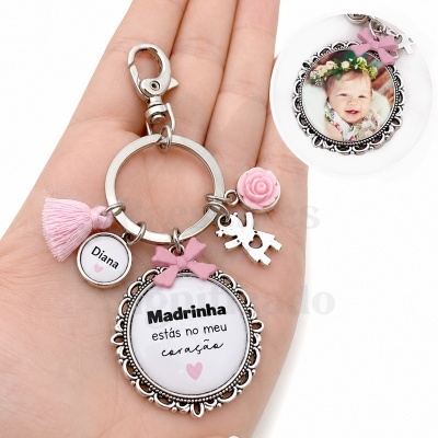 Llavero con colgantes decorativos y texto sobre fondo blanco