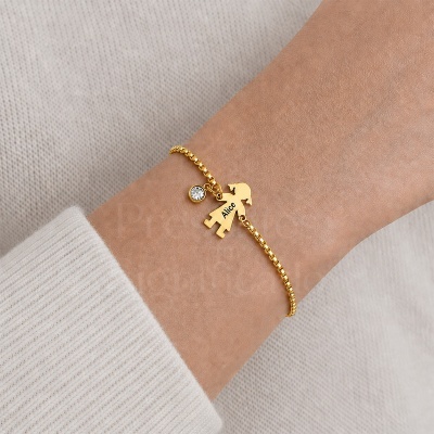 Pulseira dourada com pendente figura humana e nome Alice