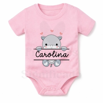 Body de bebé rosa com hipopótamo e nome Carolina