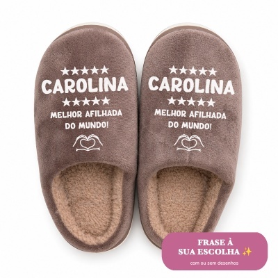 Chinelos castanhos com frase personalizada para Carolina