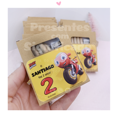 Caixa de fósforos amarela com mota vermelha cartoon e texto de aniversário