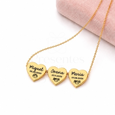 Colar dourado com três pendentes coração gravados com nomes, datas e desenhos infantis