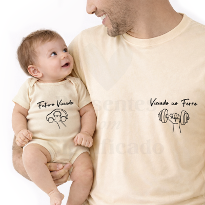 Bebé com body creme e adulto com t-shirt creme com frases e desenhos sobre dependência.