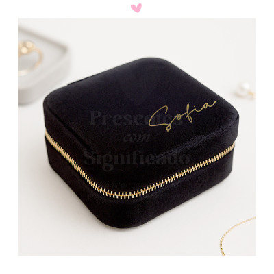 Caixa de veludo preta com fecho dourado e texto Sofia em dourado