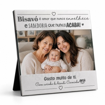 Moldura fotográfica metálica prateada com texto sentimental em português e foto de três gerações femininas.