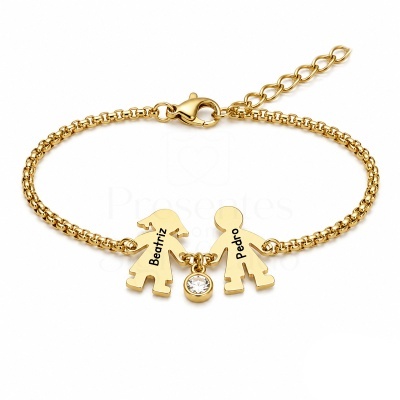 Pulseira dourada com pendentes em forma de menino e menina com nomes e pedra central