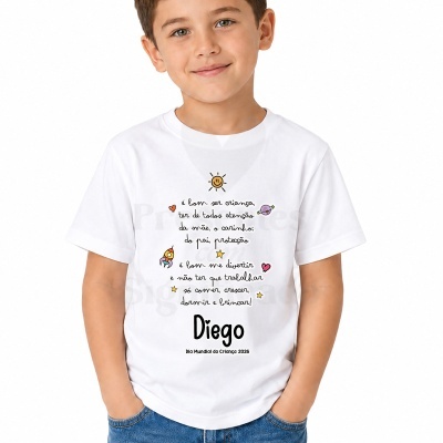 Camisola branca infantil com texto e ilustrações coloridas
