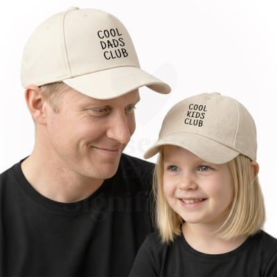 Homem e criança com bonés bege com textos COOL DADS CLUB e COOL KIDS CLUB respetivamente.