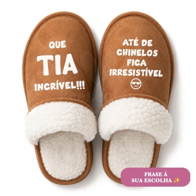 Chinelos castanhos com interior felpudo branco e texto divertido em branco