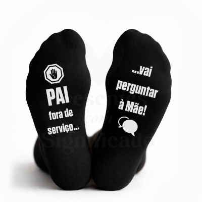 Meias pretas com texto branco e design humorístico