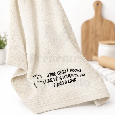 Toalha de cozinha bege com ilustração de cavalo e texto em preto.