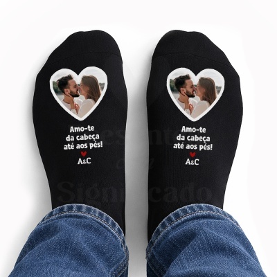 Meias pretas com foto de casal e texto amoroso