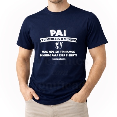 T-shirt azul escuro com texto branco dedicado ao pai e desenho do planeta Terra