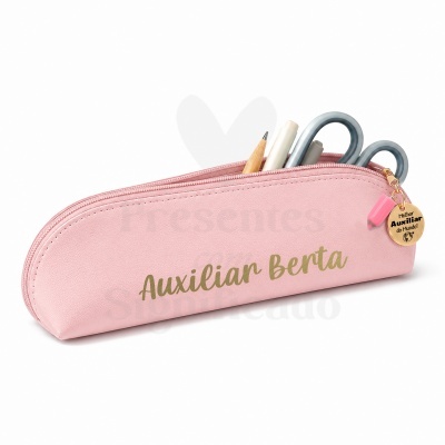 Estojo cor-de-rosa com texto Auxiliar Berta, fecho com pendente dourado e material tipo pele