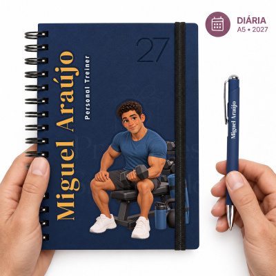 Caderno A5 azul com ilustração de personal trainer e caneta azul com nome Miguel Araújo, ícone calendário DIÁRIA A5 2027 em fundo branco