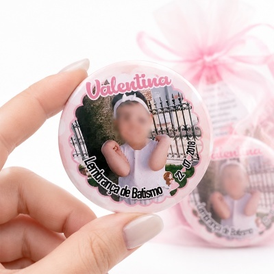 Botão redondo com foto de criança e texto Lembrança de Batismo Valentina 22 07 2018
