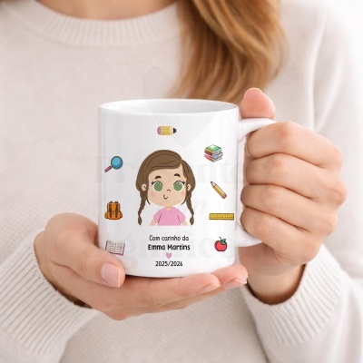 Caneca branca com ilustração de menina e objetos escolares e texto personalizado
