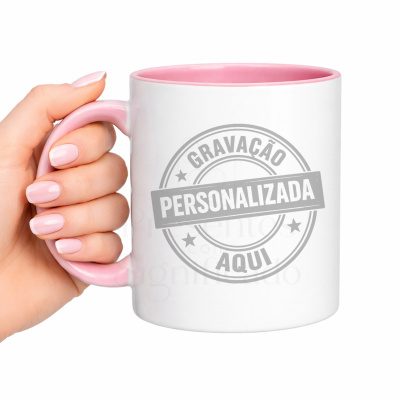 Caneca branca com interior rosa e pega rosa segurada por mão com unhas pintadas