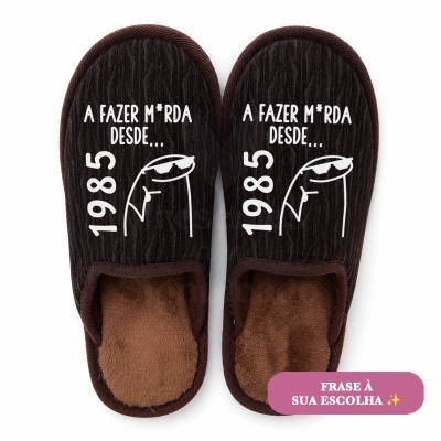 Chinelos castanhos escuros com texto branco e ilustração de mão