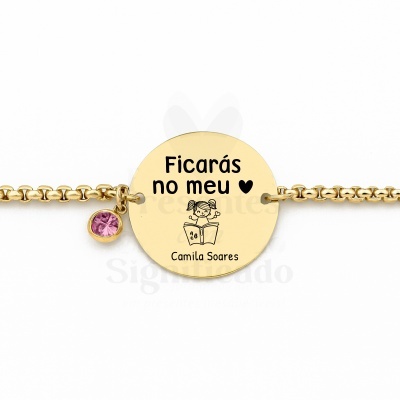 Pulseira dourada com medalhão redondo personalizado e pendente com pedra rosa.