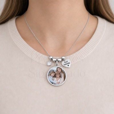 Colar prateado com três pendentes, incluindo coração com texto e medalha com foto
