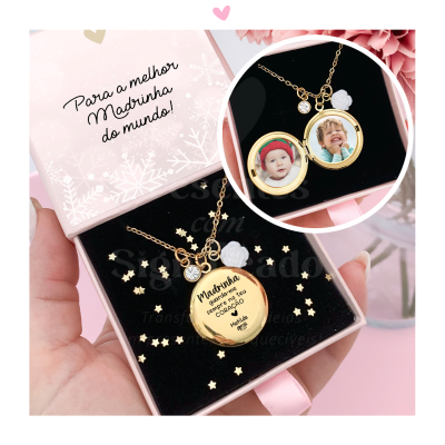 Colar dourado com medalhão e caixa rosa com texto para madrinha