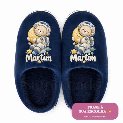 Chinelos azuis com desenho de ursinho astronauta e lua, com nome Martim.