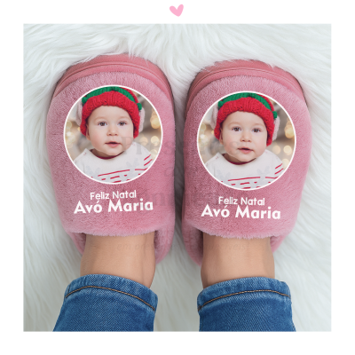 Chinelos rosa com foto de bebé e texto 'Feliz Natal Avó Maria'