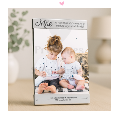 Porta-retratos com foto de duas crianças e texto em português sobre o Dia da Mãe