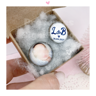 Conjunto de acessórios personalizados com anel e botão com texto azul em caixa pequena com enchimento branco