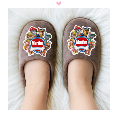 Chinelos castanho claro com personagens de desenho animado e nome Martim